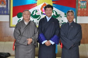 Kalon Tripa Dr Lobsang Sangay con los enviados, Lodi Gyari y Kalsang Gyaltsen